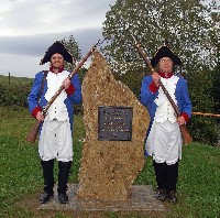 Bild zeigt 2 Soldaten neben einem Denkmal an ein Gefecht zwischen Preussen und napoleonischen Truppen