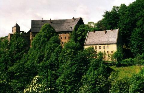 Bild zeigt das Schloss Wespenstein aus der Vogelperpektive